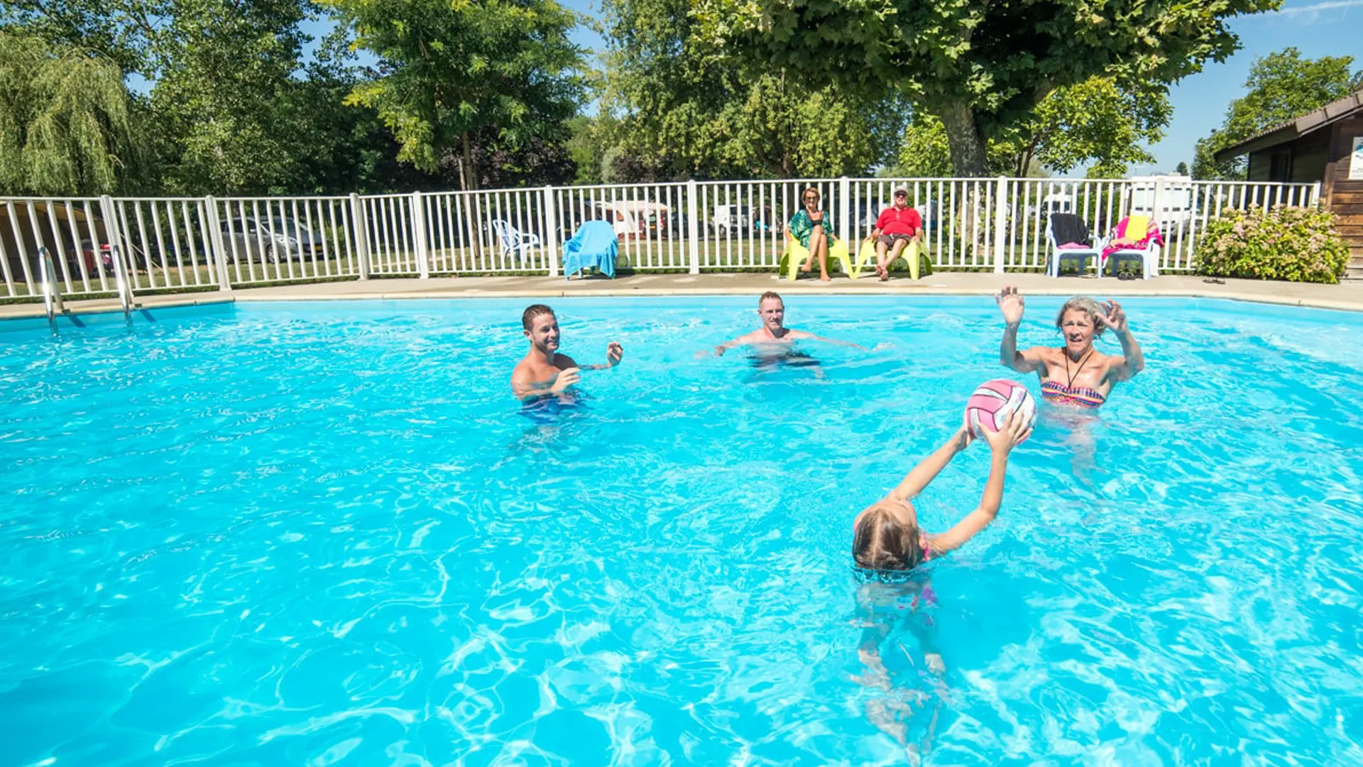 camping les bords du guiers avec piscine pour des souvenirs inoubliables en famille