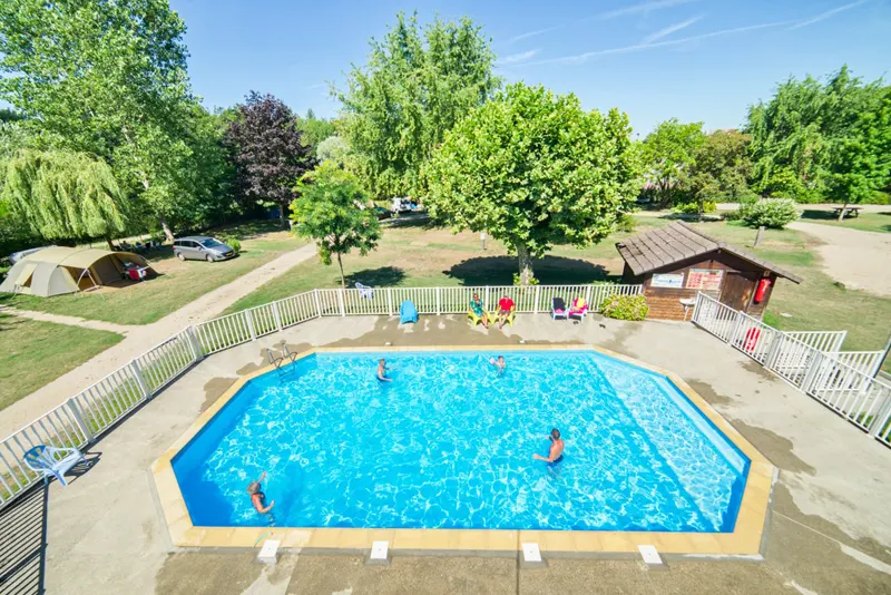 camping les bords du guiers avec piscine