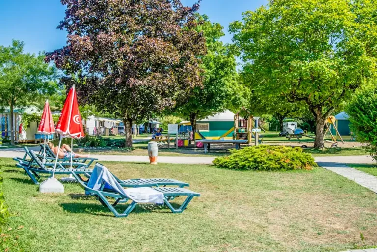 Between Espace Mobil Home Camping Saint Genix sur Guiers